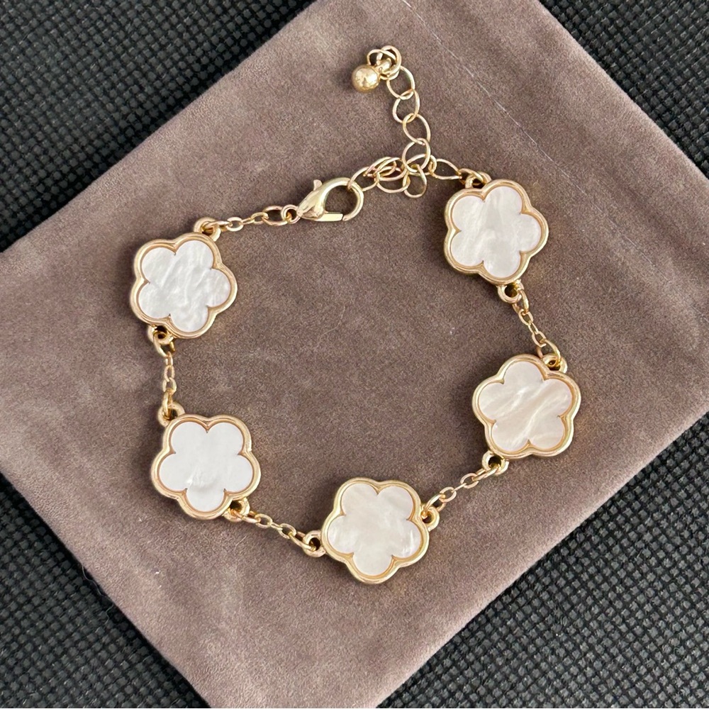 Clover Bracelet Mother of Pearl 5 Flower Size 7.5